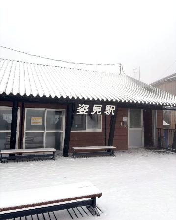 初冠雪が観測された北海道・旭岳の姿見駅＝２日午前（大雪山旭岳ロープウェイ提供）