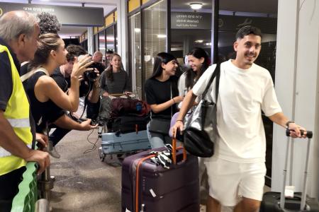 イスラエル中部テルアビブの空港に到着したフライドバイ機の乗客ら=1日(タス=共同)