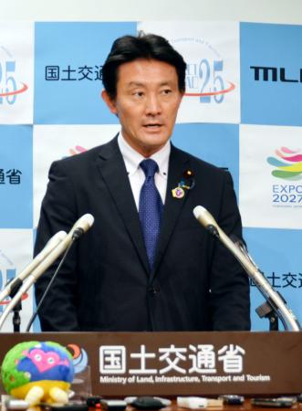 記者会見する井林国交相＝２日午前、国交省