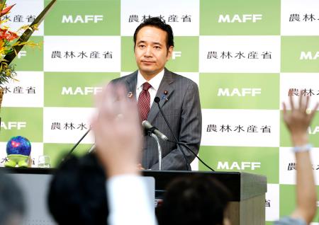 記者会見する簗農相＝２日午前、農水省
