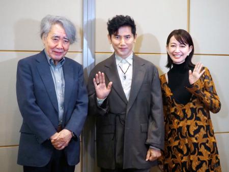 朗読劇「たとへば君 四十年の恋歌」の制作発表に登場した(左から)永田和宏、本木雅弘、森口瑶子=東京都渋谷区