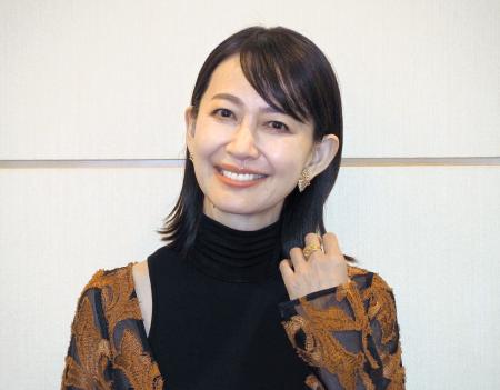 朗読劇「たとへば君 四十年の恋歌」に出演する森口瑶子