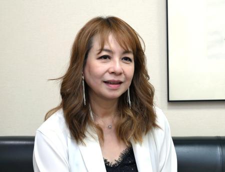 インタビューに答える三舩優子