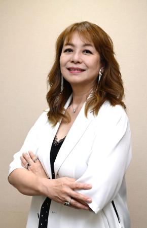 ポーズをとる三舩優子