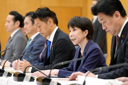 復興推進会議であいさつする高市首相（右から２人目）＝２日午前、首相官邸