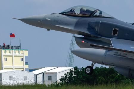 台湾に到着したＦ１６戦闘機＝２日、台東（ロイター＝共同）