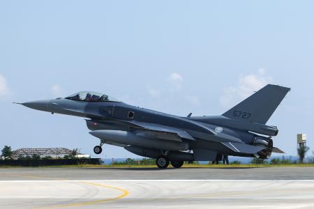 　２日、台湾南東部・台東の空軍基地に到着したＦ１６戦闘機（中央通信社＝共同）