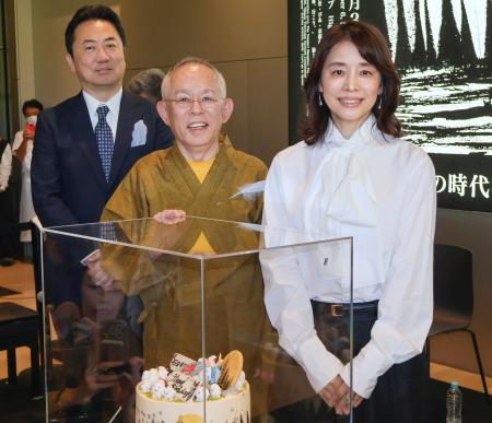 「禅とジブリ」京都展の開会式に登壇した鈴木敏夫プロデューサー(左)と石田ゆり子