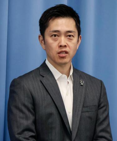 取材に応じる日本維新の会の吉村代表＝２日午後、大阪府庁