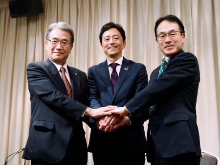 記者会見を終え、撮影に応じる（左から）青森みちのく銀行を傘下に持つプロクレアホールディングスの石川啓太郎社長、秋田銀行の芦田晃輔頭取、岩手銀行の岩山徹頭取＝２日午後、盛岡市