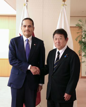 会談を前に握手するカタールのムハンマド首相兼外相（左）と茂木外相＝２日午後、外務省