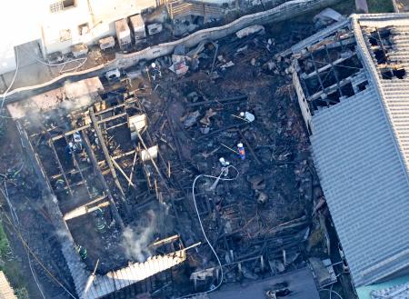 火災があった住宅で消火活動をする消防隊員ら＝２日午後４時４９分、津市香良洲町（共同通信社ヘリから）