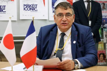記者会見するフランス国立保健医学研究所のディディエ・サミュエル所長＝２日午前、東京都港区