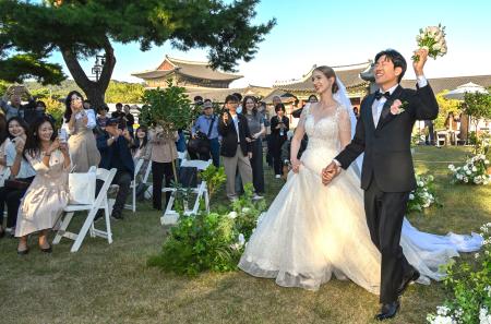 ２日、韓国・ソウルの景福宮で、市民として初の結婚式を挙げたカップル（共同）