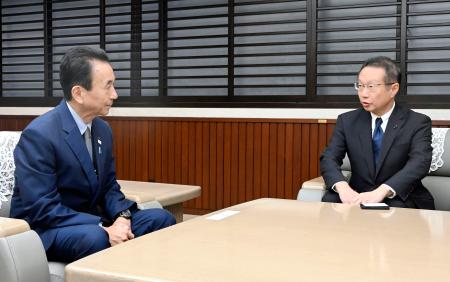 静岡県の鈴木康友知事（左）と面会する中部電力の安井稔社長＝２日午後、静岡県庁