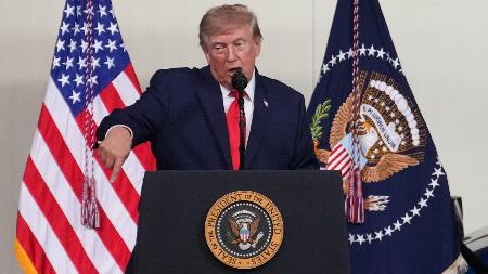 １日、米南部テキサス州で演説するトランプ大統領（ＡＰ＝共同）
