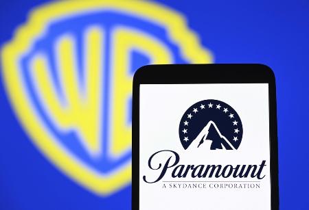 米ワーナー・ブラザース・ディスカバリー（左）とパラマウント・スカイダンスのロゴ（ゲッティ＝共同）