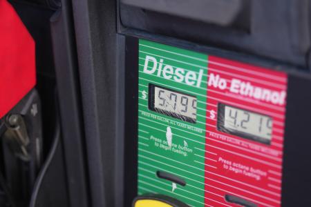 給油機に表示された軽油の価格＝１日、米コロラド州（ＡＰ＝共同）