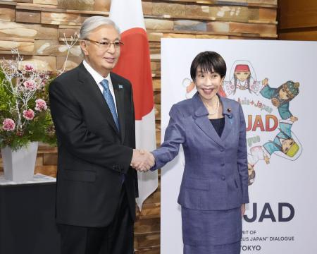 会談前に握手する高市首相（右）とカザフスタンのトカエフ大統領＝２０２５年１２月、首相官邸