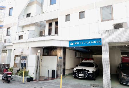 女性の遺体が見つかったホテル＝３日午前、那覇市