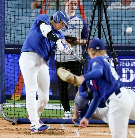 　実戦形式の打撃練習を行うドジャース・大谷＝ロサンゼルス（共同）