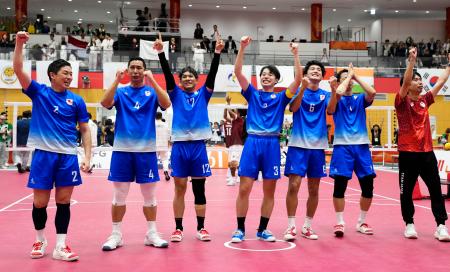 　男子クワッドで優勝し喜ぶ日本＝パロマ瑞穂アリーナ