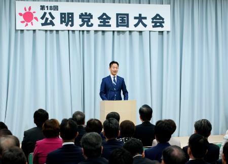 公明党大会であいさつする岡本三成新代表＝３日午後、東京都新宿区