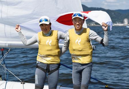 　混合４２０級で優勝した角森未岬（右）、実松莉歩組＝豊田自動織機海陽ヨットハーバー沖