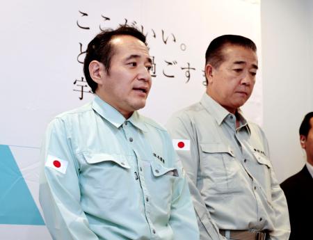視察で熊本県宇城市を訪れた簗農相（左）。自治体の道路予算をカットした発言については説明を避けた＝３日午後