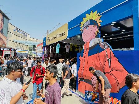 日本のアニメなどをＰＲするイベント「メラ！メラ！アニメ・ジャパン！！」で、キャラクターが大きく描かれたブース＝３日、インド・ニューデリー（共同）