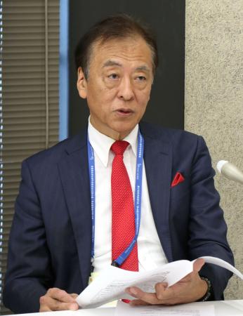 日本肥満学会の声明を発表する小川渉神戸大特命教授＝３日午後、宇都宮市