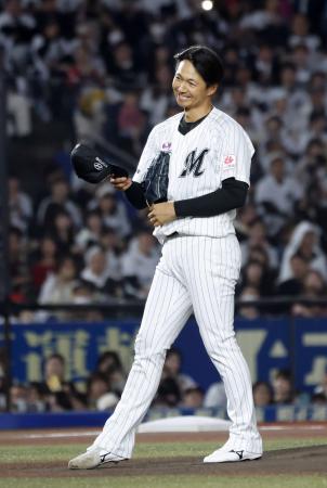 　引退試合のソフトバンク戦の１回、登板を終えたロッテ・唐川＝ＺＯＺＯマリン
