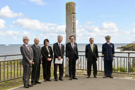 北海道根室市を視察で訪れた葉梨沖縄北方相（右から３人目）＝３日
