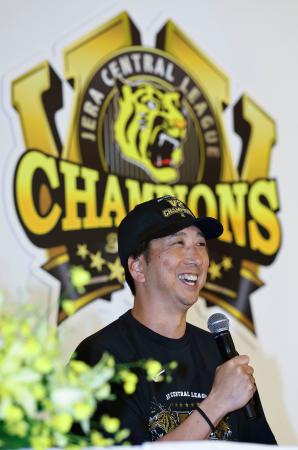 　プロ野球セ・リーグで球団初の連覇を達成し、記者会見で笑顔を見せる阪神・藤川球児監督＝３日、広島県内