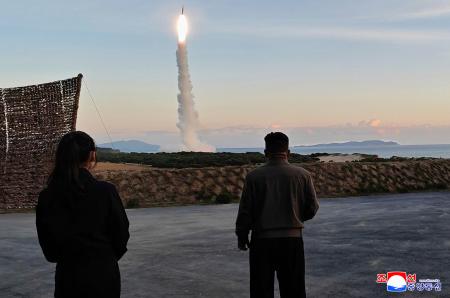 北朝鮮東部で行われた中距離戦略ミサイルの発射訓練を視察する金正恩朝鮮労働党総書記(右)と娘=3日(朝鮮通信=共同)