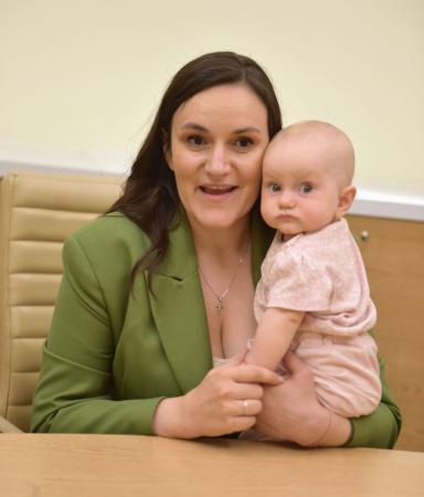 取材に応じるウクライナのテチャナ・ベレジナ副首相兼文化相とオーサカちゃん＝９月１８日、ウクライナ西部ブコベル（共同）