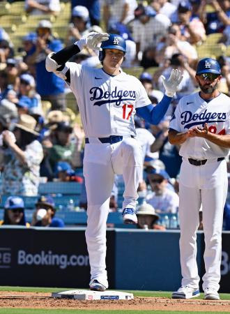 ブレーブス戦の1回、右前打を放ちポーズをとるドジャース・大谷=ロサンゼルス(共同)