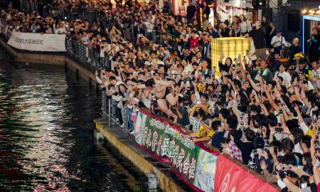 阪神タイガースがセ・リーグ連覇を決め、大阪・道頓堀に集まった人たち=3日夜