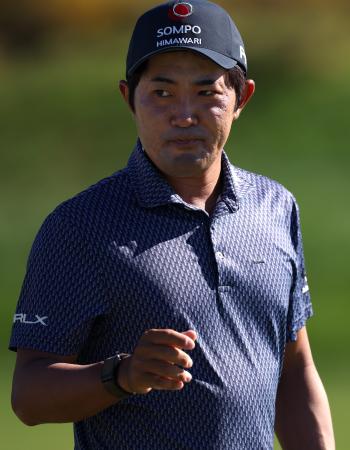 観客の声援に応える金谷拓実=ブラックデザート・リゾートGC(ゲッティ=共同)