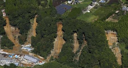 台風２５号の影響による大雨で土砂が崩れた千葉県長柄町＝９月２２日