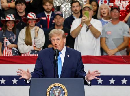 米オハイオ州デイトン郊外バンダリアで演説するトランプ大統領＝３日（共同）