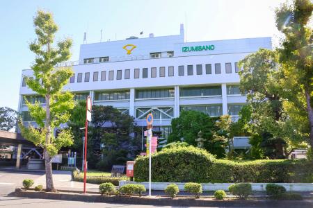 大阪府泉佐野市役所＝２日