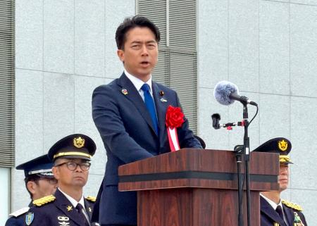 陸上自衛隊高等工科学校の記念式典で訓示する小泉防衛相＝４日午前、神奈川県横須賀市
