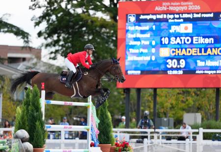 障害馬術個人Ｂ決勝　競技する佐藤英賢＝馬事公苑
