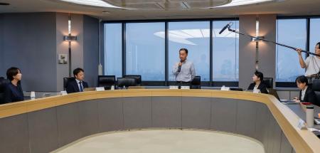 堺市の再調査委初会合で、あいさつする弁護士の曽我智史委員長（中央）＝４日午後、堺市