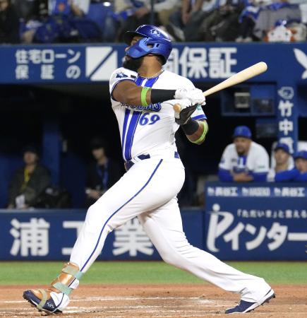 １１回ＤｅＮＡ１死一、二塁、エンカーナシオンが右前にサヨナラ打を放つ＝横浜