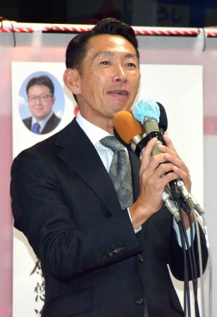 福岡県議補選で初当選し、あいさつする牛島慶二郎氏＝４日午後、福岡県筑後市