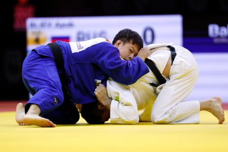 男子60キロ級3位決定戦 ロシア選手(右)と対戦する永山竜樹=バクー(共同)