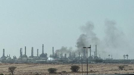 サウジアラムコの製油所から立ち上る煙=3日、サウジアラビア・リヤド(ロイター=共同)