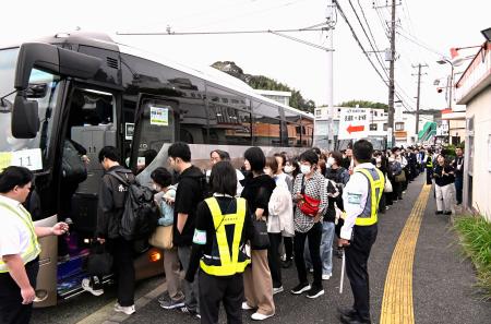 ＪＲ長浦駅前で姉ケ崎駅行きの代行バスを待つ人たち＝５日午前、千葉県袖ケ浦市
